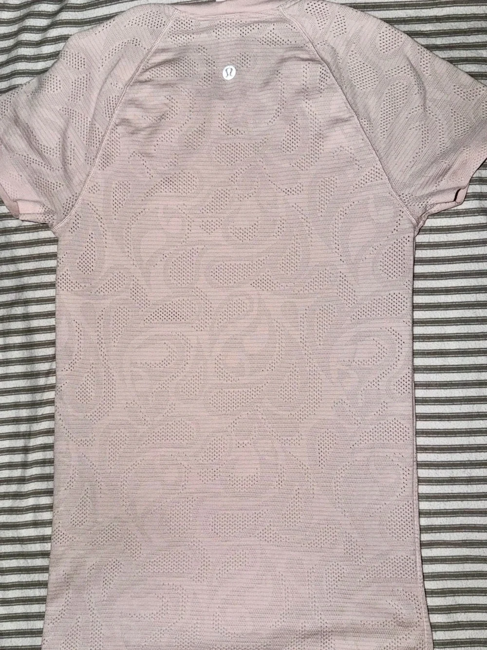 Lululemon Swiftly Tech Short Sleeve Paisley  hip length Light Pink Tee size 4